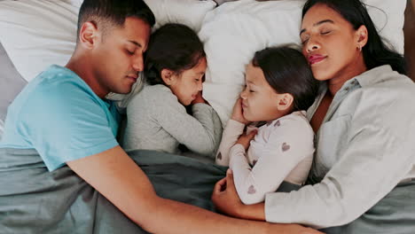 Niños,-Durmiendo-Y-Padres-En-La-Cama-En-Vista-Superior