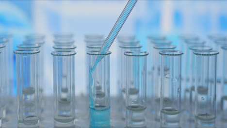 en un laboratorio un científico con una pipeta analiza un líquido coloreado para extraer el adn y las moléculas en los tubos de ensayo. concepto: investigación bioquímica naturaleza medicina farmacéutica. imágenes de alta calidad 4k