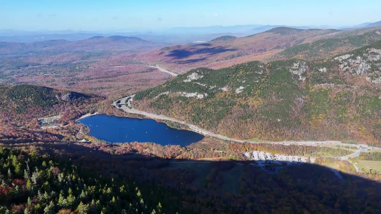 Drone kallistaa kameraa ylöspäin White Mountainin kansallispuistossa paljastaen upean horisontin New Hampshiressa, Yhdysvalloissa syksyllä