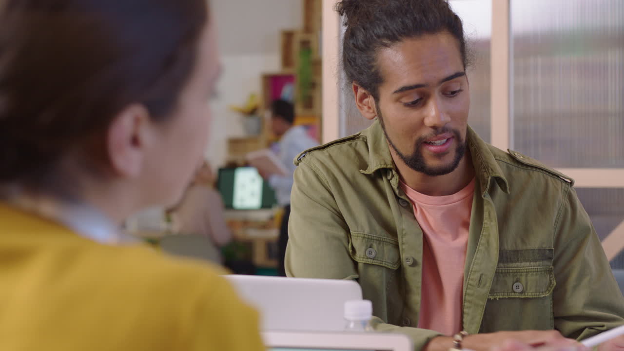 jóvenes empresarios que se reúnen con clientes que comparten ideas creativas que disfrutan de la conversación que discuten la estrategia de desarrollo de la empresa nueva emprendedores felices que colaboran en la entrevista de oficina