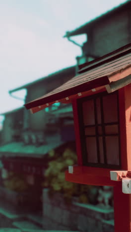 primer plano de una linterna roja en un entorno tradicional japonés