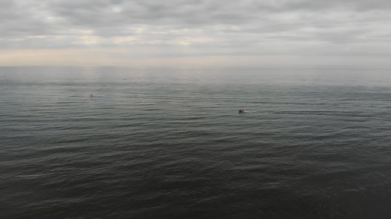 네덜란드 zandoort 도시의 해안선에서 북해의 보트를 타는 바다의 항공 영상