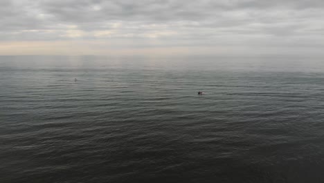 imágenes aéreas de las aguas navegables del mar del norte frente a la costa de la ciudad de zandoort, países bajos