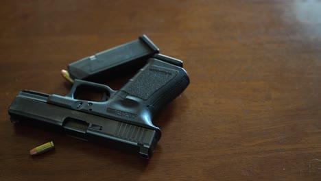 una pistola semiautomática, una bala y un cargador en el suelo de la escena del crimen con luces policiales parpadeando