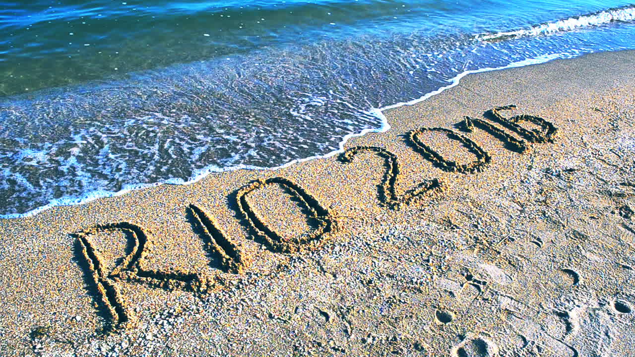 Inscription "Rio 2016" et symbole des Jeux olympiques sur le sable de la plage