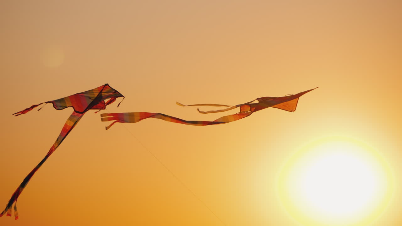 una cometa vuela en los rayos del sol poniente concepto de infancia y sueños