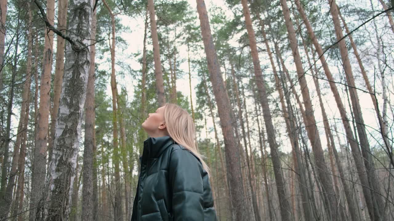 una mujer disfrutando de la paz del bosque.