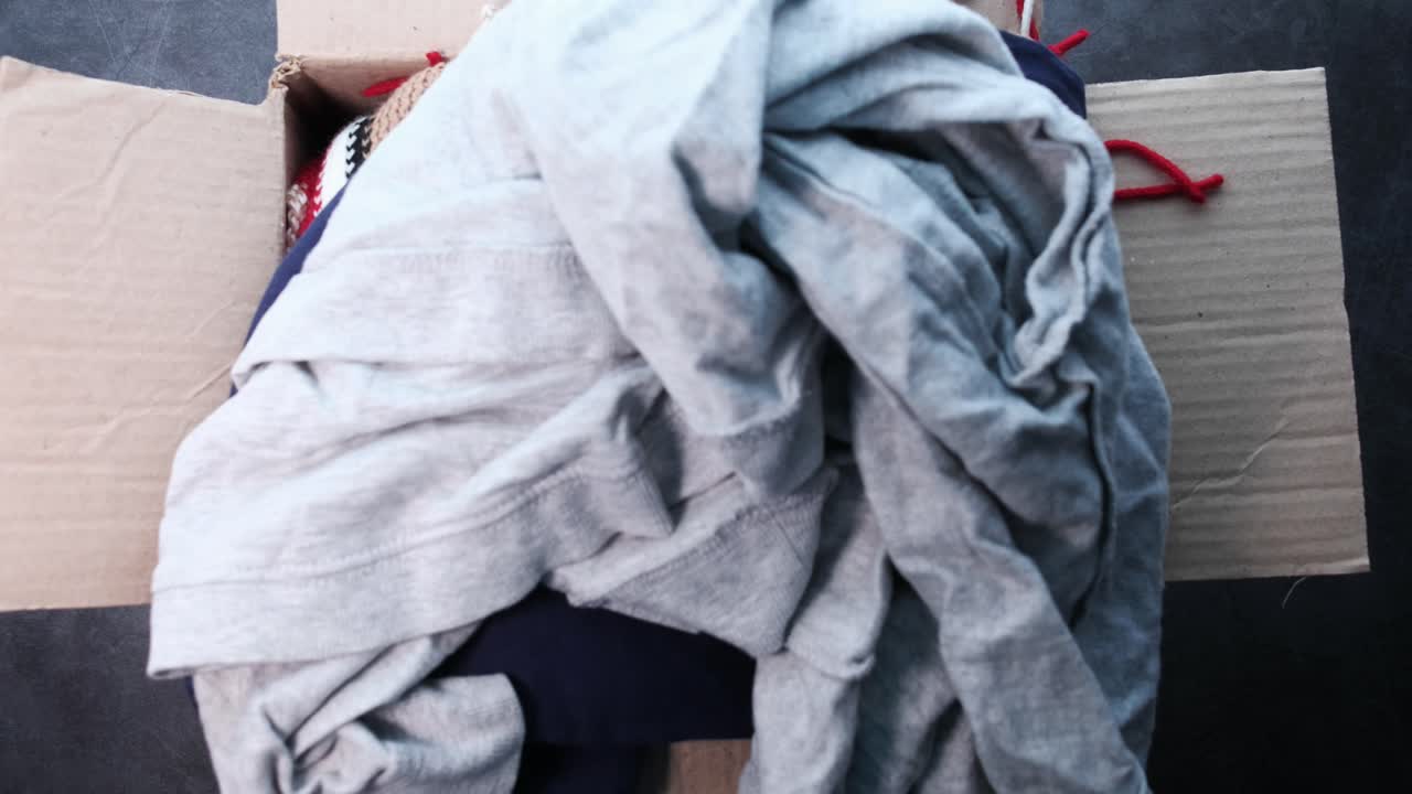 혼합된 옷과 스카프의 상자