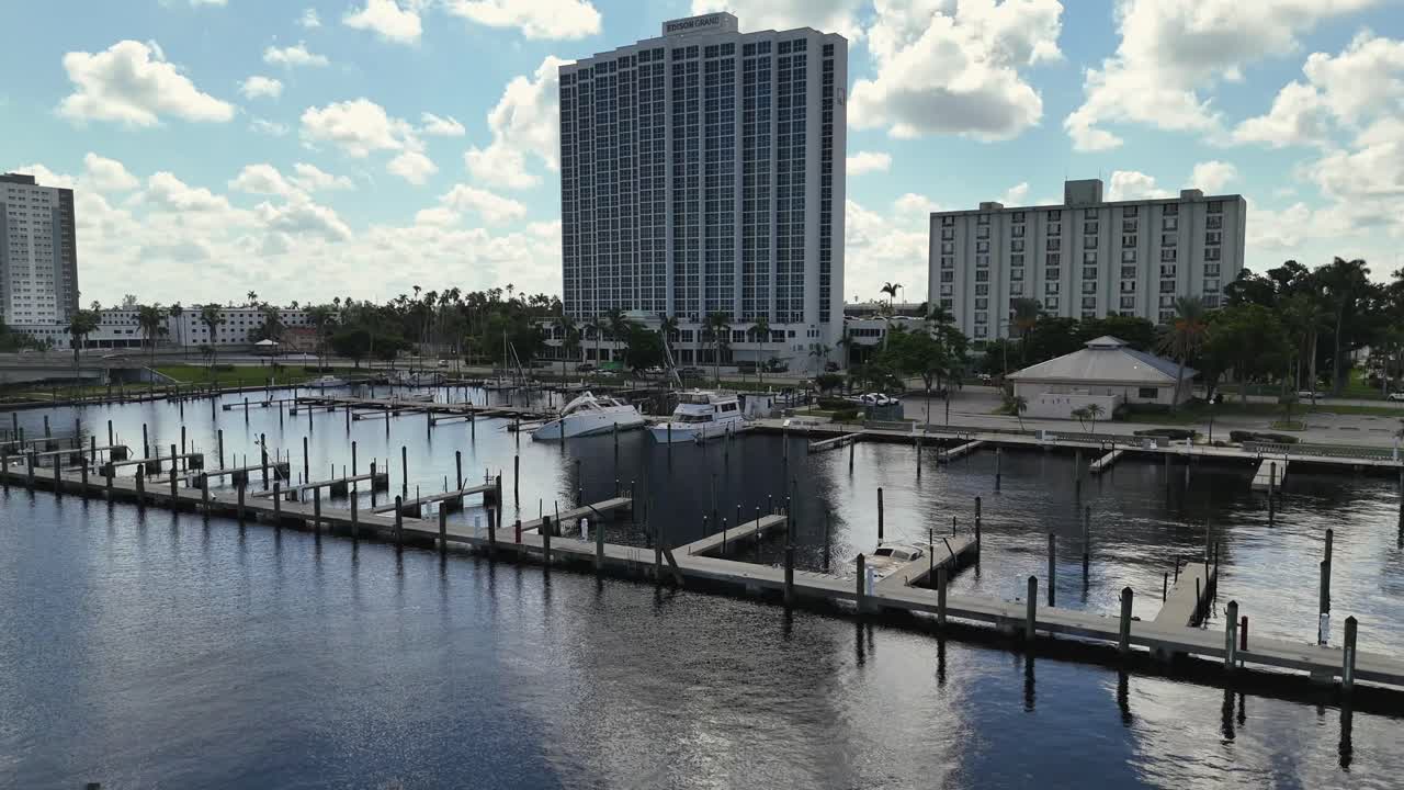 허리케인 이안 이후 침몰한 보트와 함께 손상된 마리나