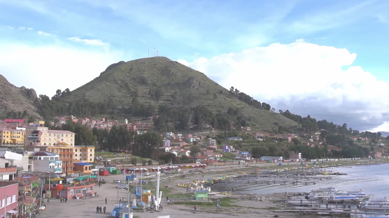 Veduta panoramica della splendida città di Copacabana sulla riva del Lago Titicaca in Bolivia - panoramica aerea