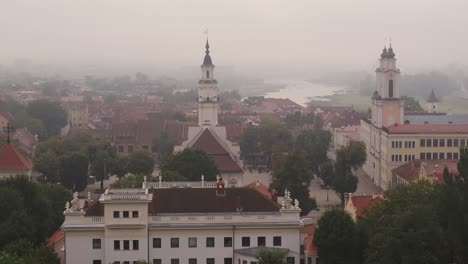 Torres-Del-Casco-Antiguo-De-Kaunas.-Vista-Aérea-De-Drones