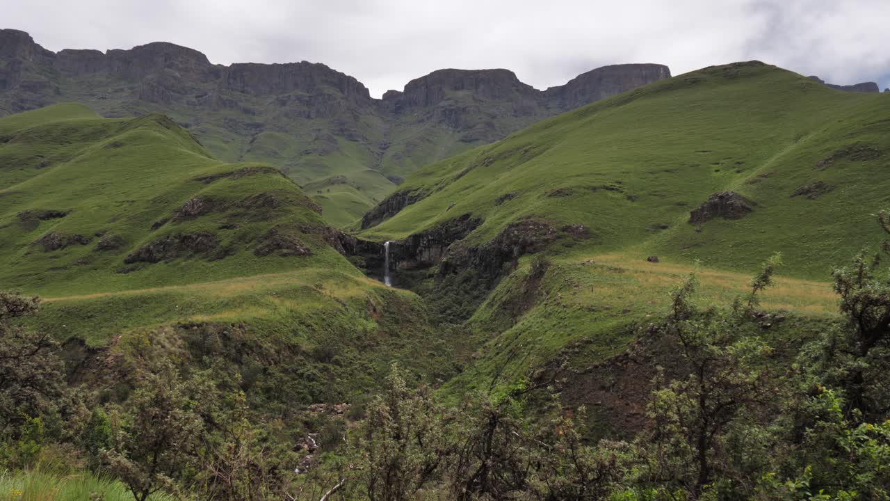 cascada verde verde del acantilado de la meseta de las tierras altas en lesotho áfrica