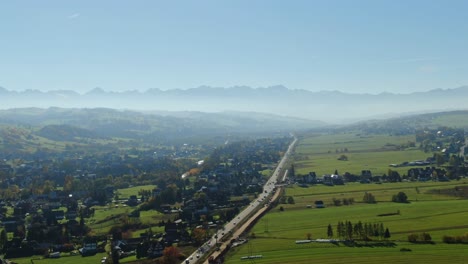 vista panorámica de la autopista zakopianka y las majestuosas montañas tatra escondidas en la niebla el día de otoño