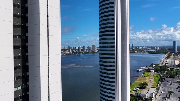 Grattacieli a Recife, Pernambuco, Brasile. Splendido paesaggio urbano del quartiere del centro. Paesaggio fluviale. Grattacieli a Recife, Pernambuco, Brasile nord-orientale. Paesaggio sereno.