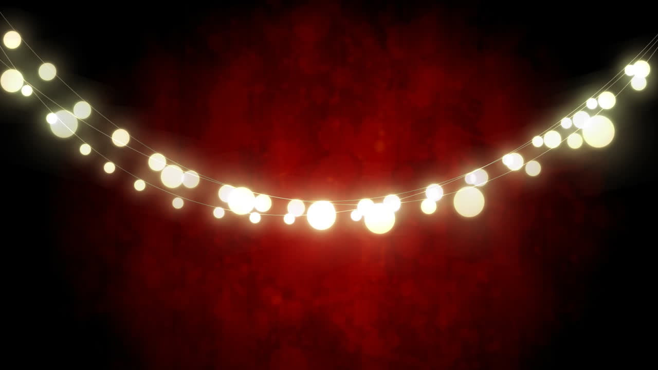 una cadena de luces de hadas por la noche