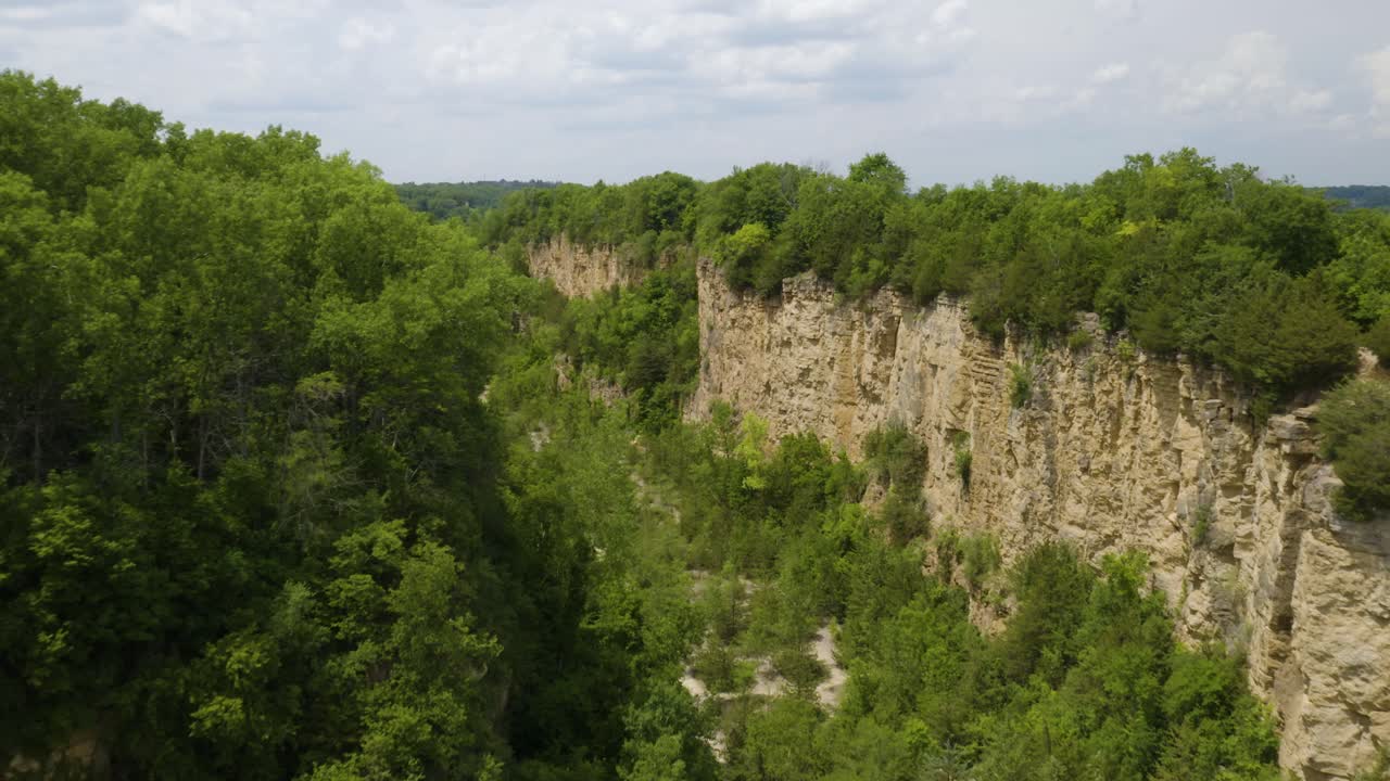 toma aérea de la zona de senderismo de horseshoe bluff