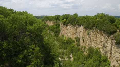 Aerial-Establishing-Shot-of-Horseshoe-Bluff-Hiking-Area