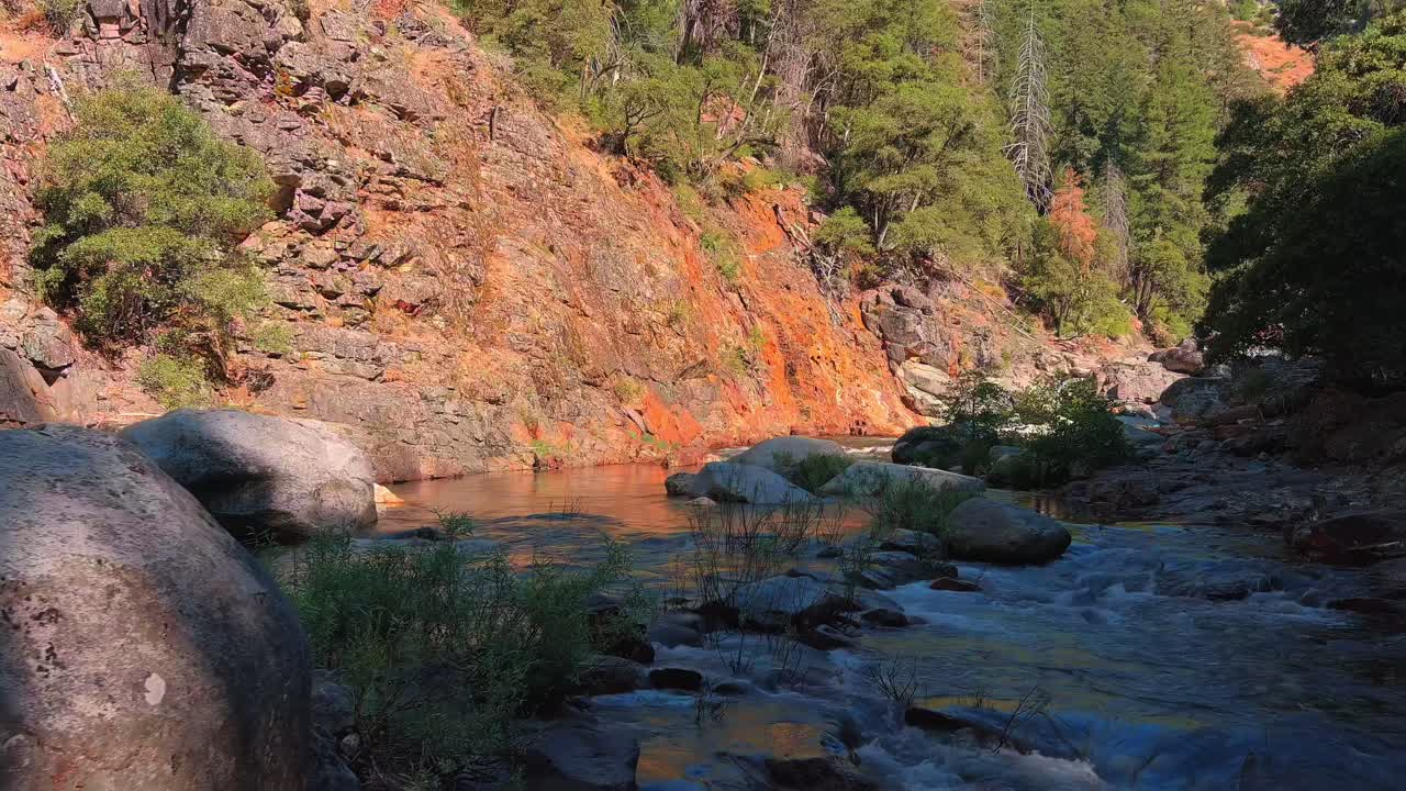 río rocoso que fluye en primavera