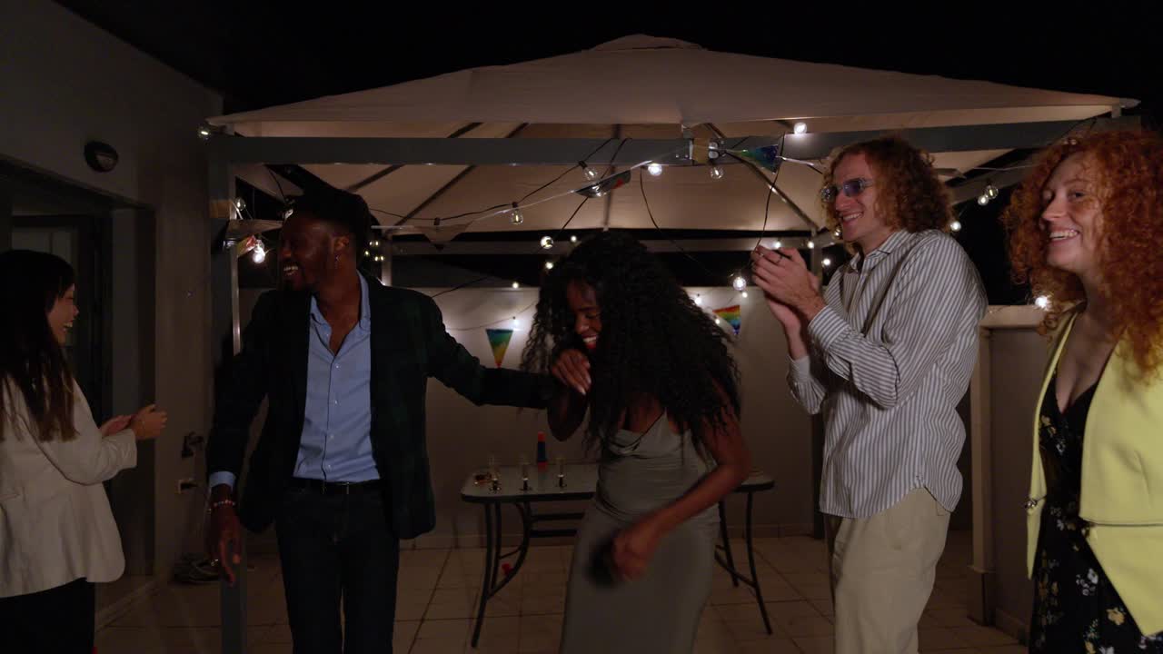 amigos celebrando en una fiesta