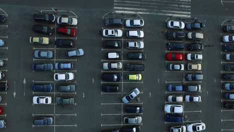 Imágenes-De-Drones-Moviéndose-En-El-Estacionamiento.-Vista-Aérea-Del-Coche-Saliendo-Del-Aparcamiento.