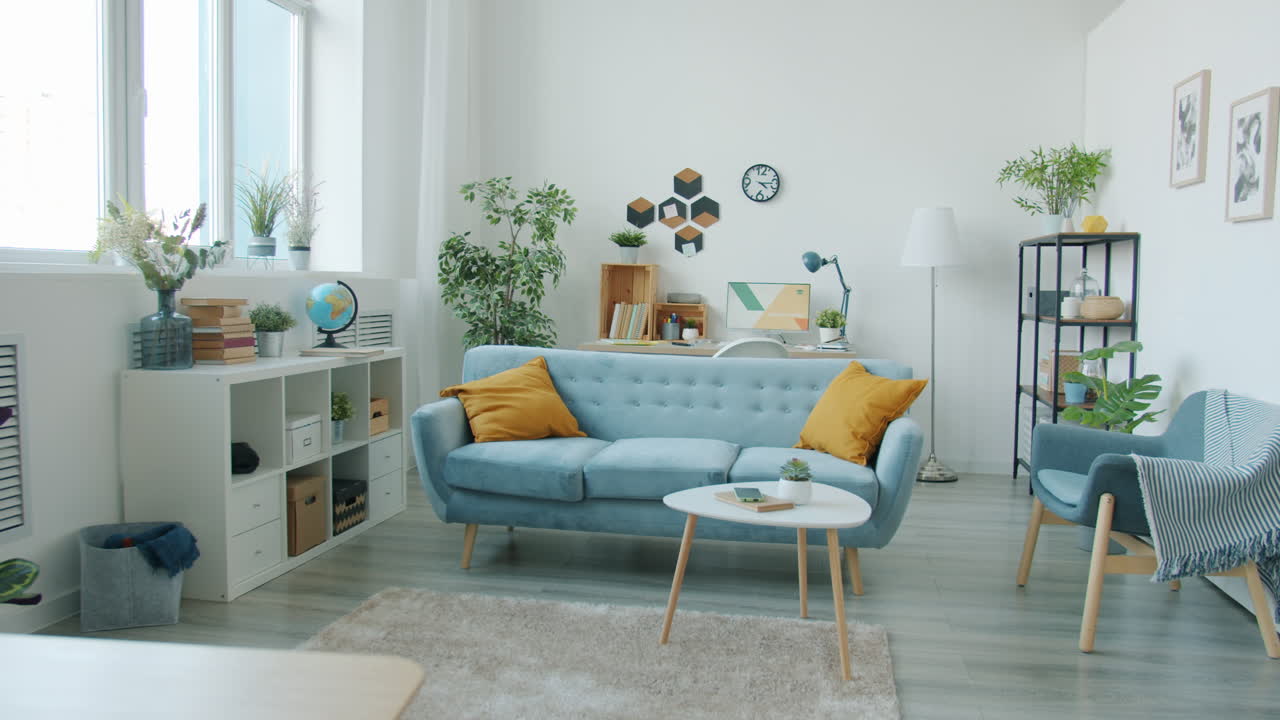 Sala de estar de apartamento moderno, elegante y acogedora