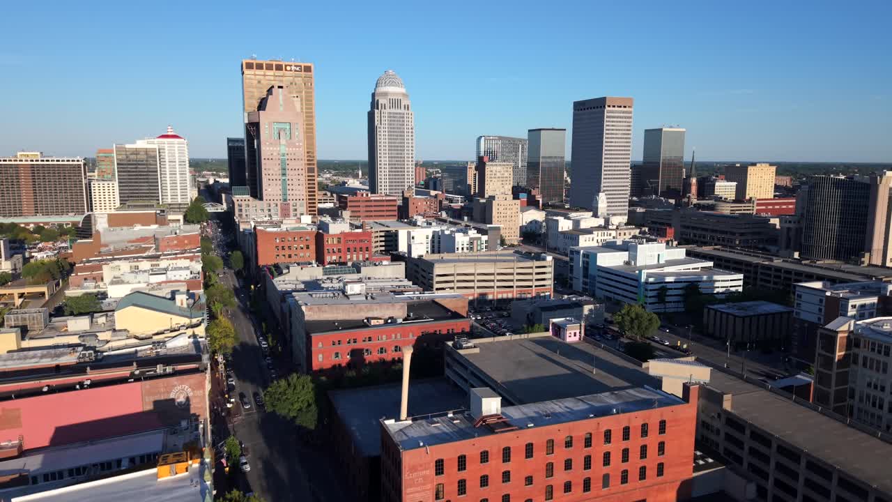 Ripresa aerea ascendente dello skyline del centro di Louisville e delle strade in Kentucky, USA