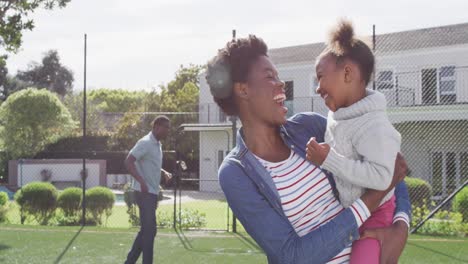 Porträt-Einer-Glücklichen-Afroamerikanischen-Familie,-Die-Im-Park-Fußball-Spielt