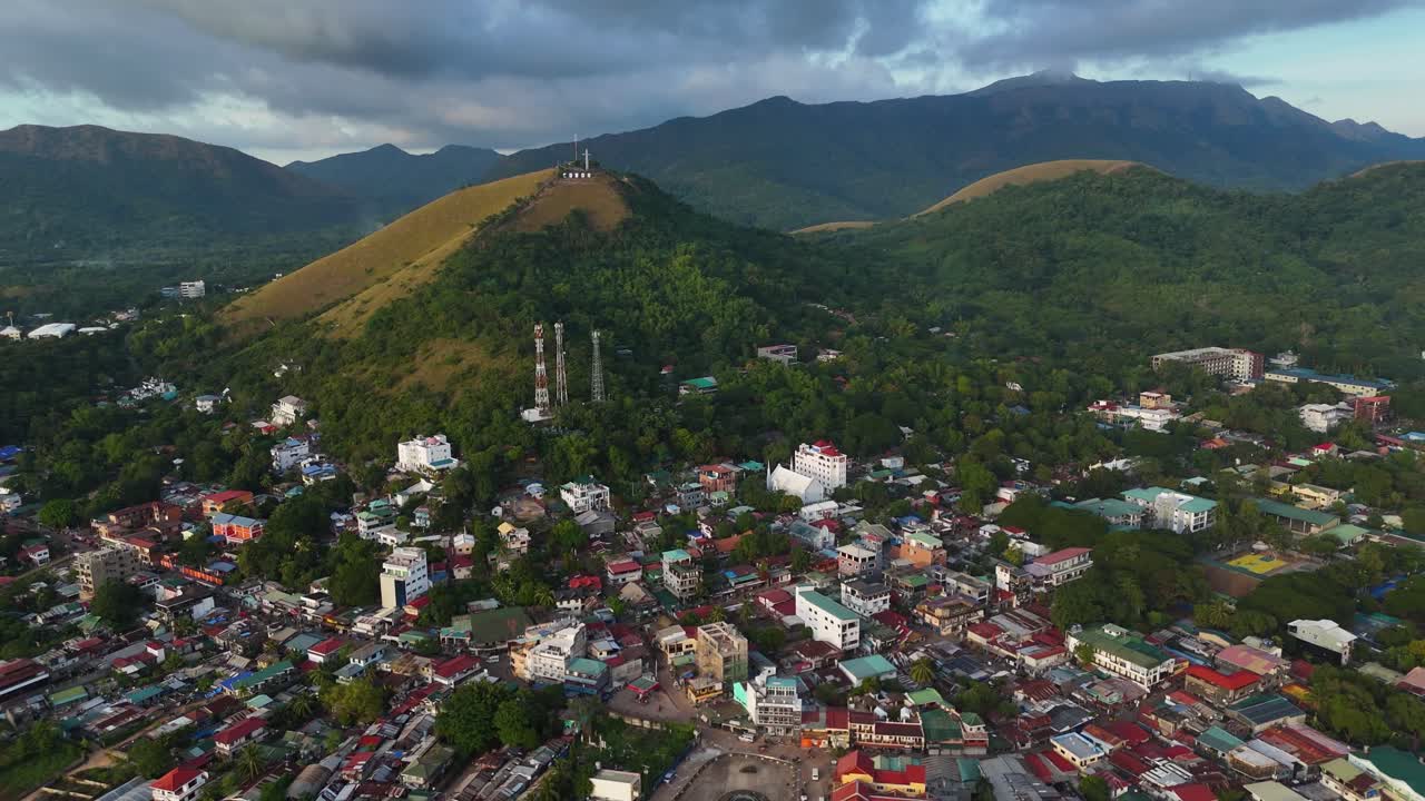 vista aérea de una ciudad enclavada contra las montañas