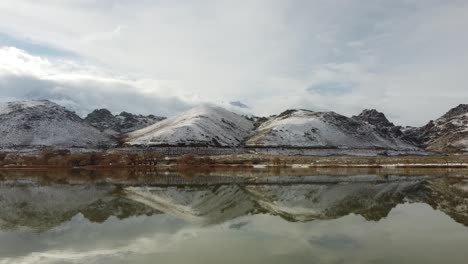 Toma-Panorámica-Aérea-Del-Lago-Diaz-Con-Montañas-Nevadas-Y-Luz-Solar-En-El-Fondo---Valle-De-Owens,-América