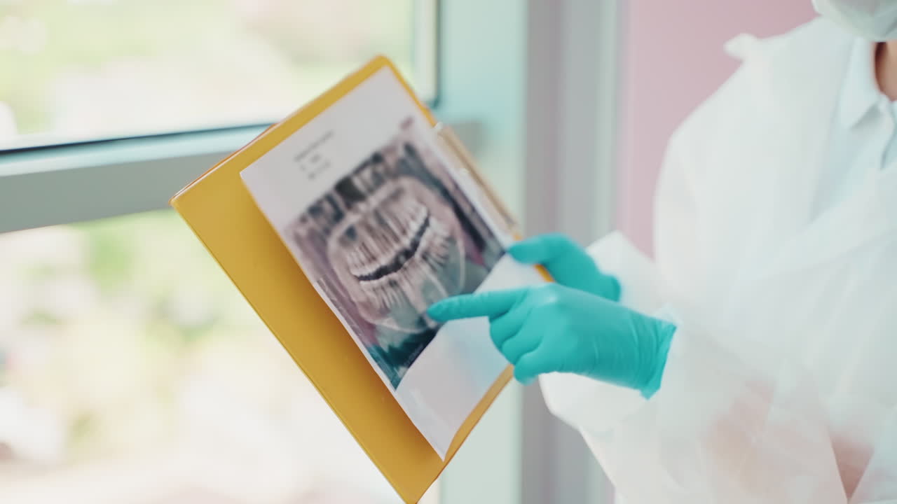 dentista revisando las radiografías dentales
