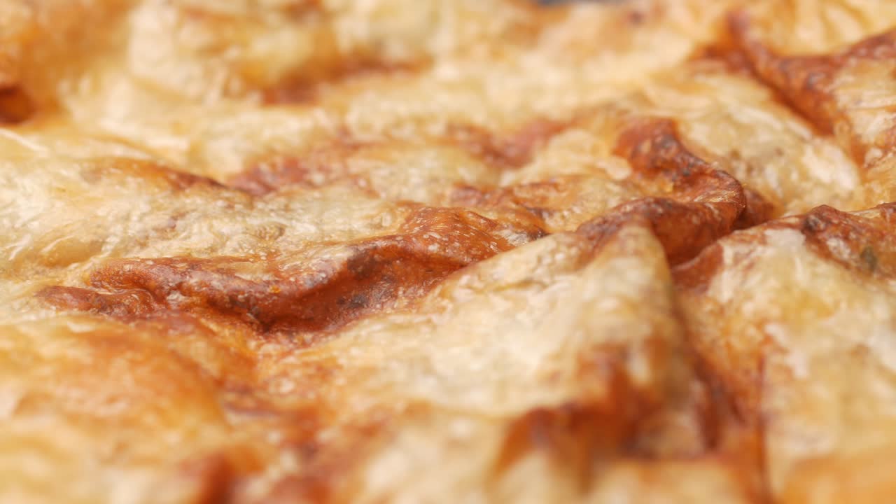 집에서 만든 로티 차파티가 테이블에 있습니다.