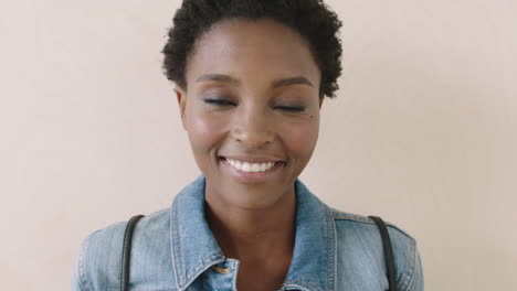 Primer-Plano-Retrato-De-Una-Mujer-Afroamericana-De-Moda-Sonriendo-Feliz-Ante-La-Cámara