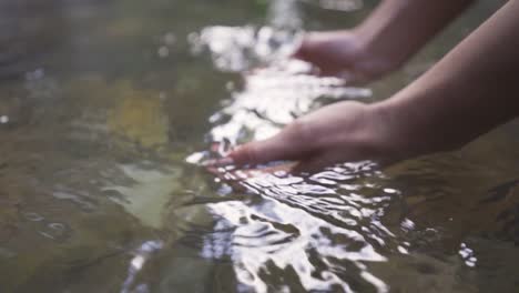 la mano que recoge el agua en cámara lenta.