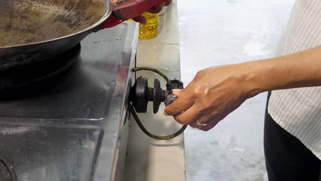 La-Mano-De-La-Persona-Enciende-La-Perilla-De-Gas-Vieja-De-La-Cocina-En-La-Estufa---Preparación-Para-Cocinar