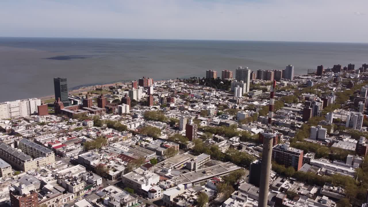 vista aérea de montevideo, capital de uruguay con el océano atlántico de fondo