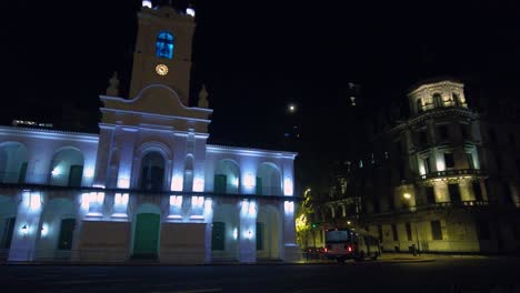 Edificio-Público-Colonial-Español-Del-Siglo-XVII-En-Excelente-Estado-De-Conservación-Por-La-Noche-Con-Luces-Decorativas-Con-Otros-Edificios-Destacados