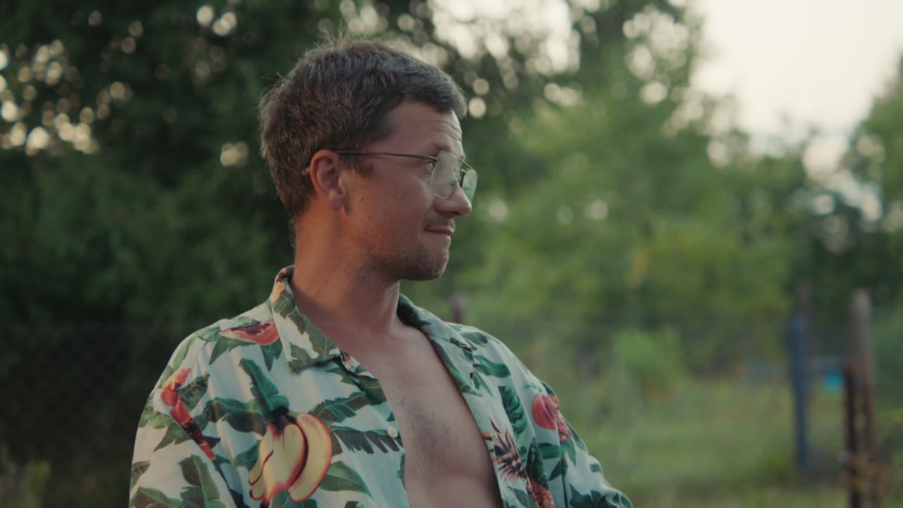 hombre relajándose en un jardín