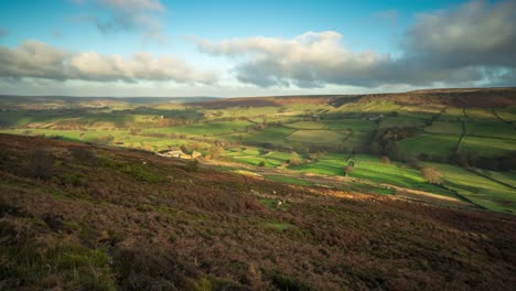 Ein-Zeitraffer-Von-Danby-Dale-Im-North-York-Moors-Nationalpark-Im-Herbst-Mit-Sonnenlicht,-Das-über-Das-Tal-Strömt-Und-Darüber-Schwenkt