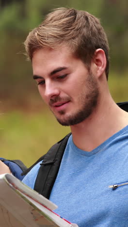 una pareja joven haciendo senderismo juntos.