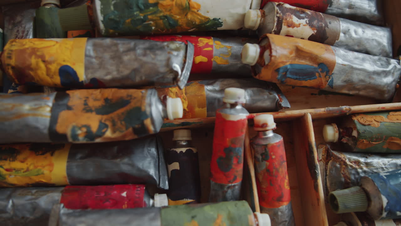 tubos de pintura y pinceles antiguos en cajas de madera