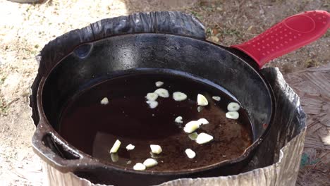 Adding-garlic-to-a-hot-pan-outside