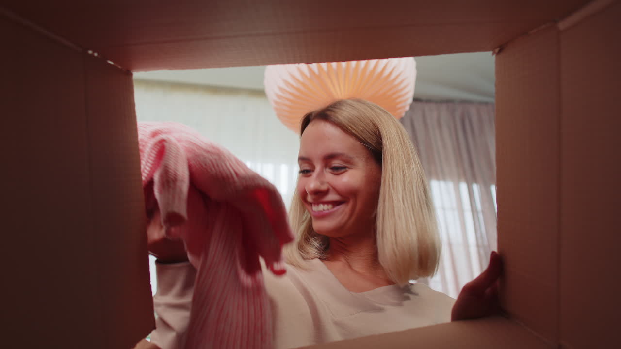 счастливая молодая женщина покупает, распаковывает картонную коробку, доставляет посылку, покупает в интернете, покупает дома