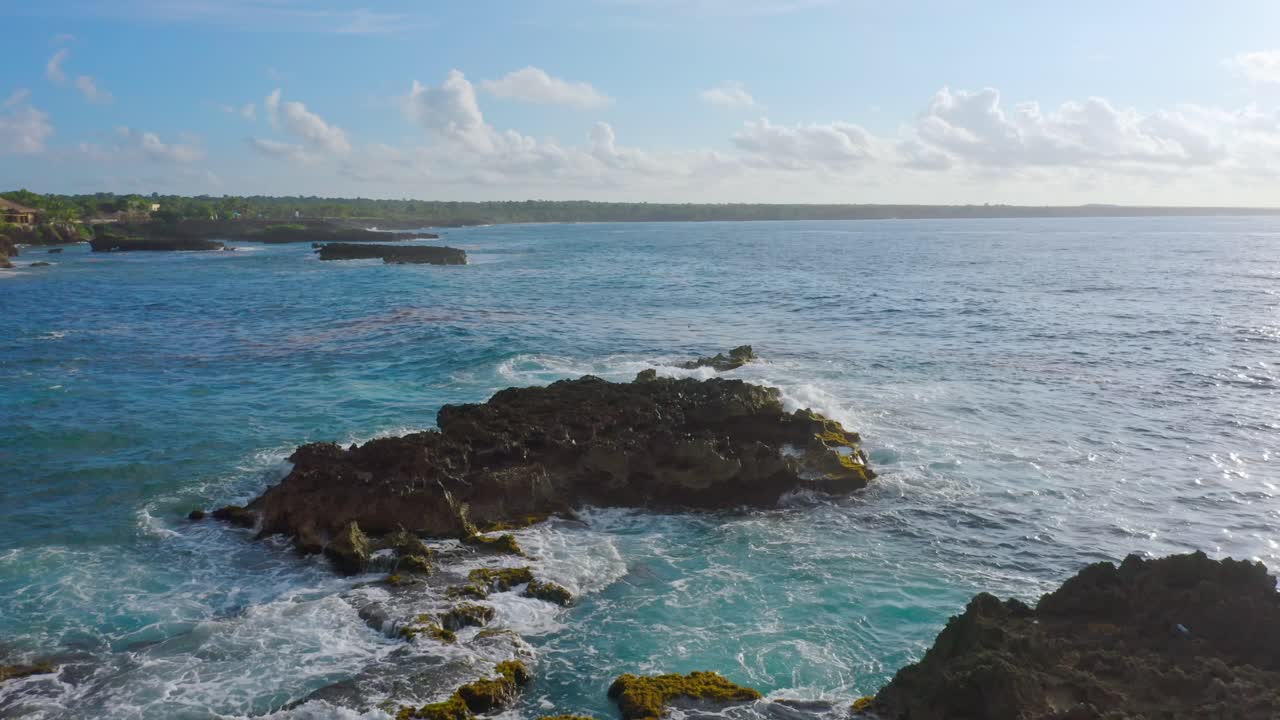 Onde del mare che si infrangono sulla costa rocciosa a Boca de Yuma, Repubblica Dominicana - ripresa aerea con drone