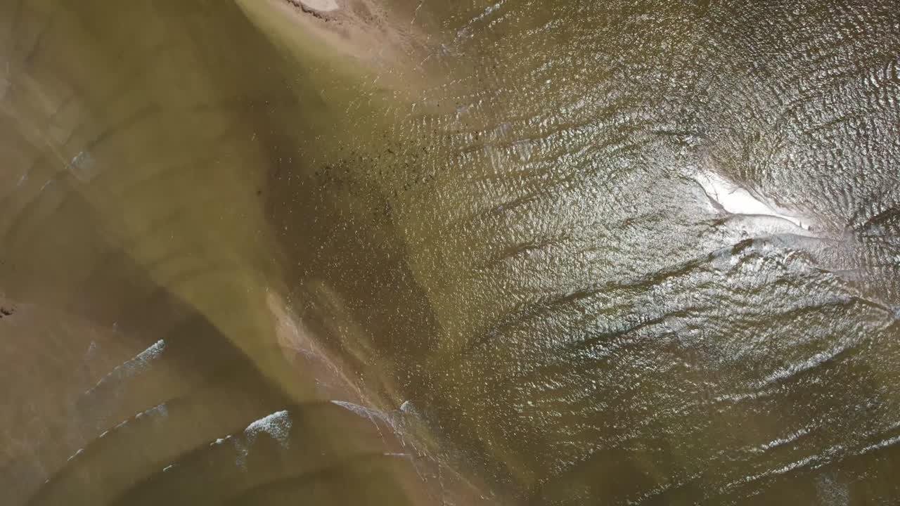 volando sobre la playa de são miguel dos milagres en el estado de alagoas, brasil.