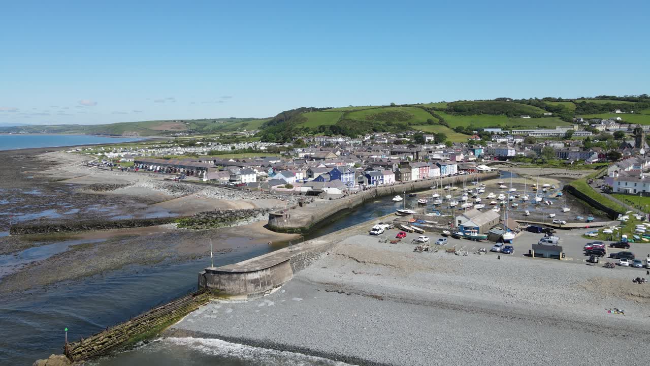 Spiaggia di Aberaeron, Galles: città costiera e porto. Riprese aeree in 4K.