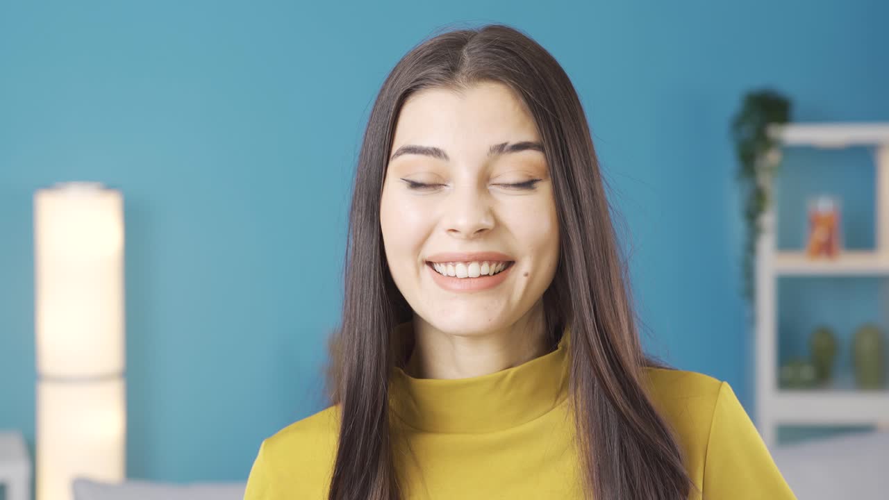 la joven y hermosa mujer se está sorprendiendo feliz.