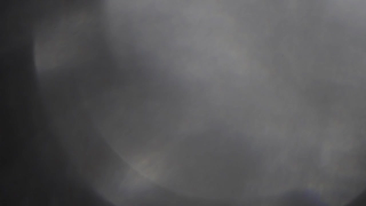 Vazamentos de luz prismática branca rítmicos com clarões de cristal brilhantes e reflexos de luz suaves