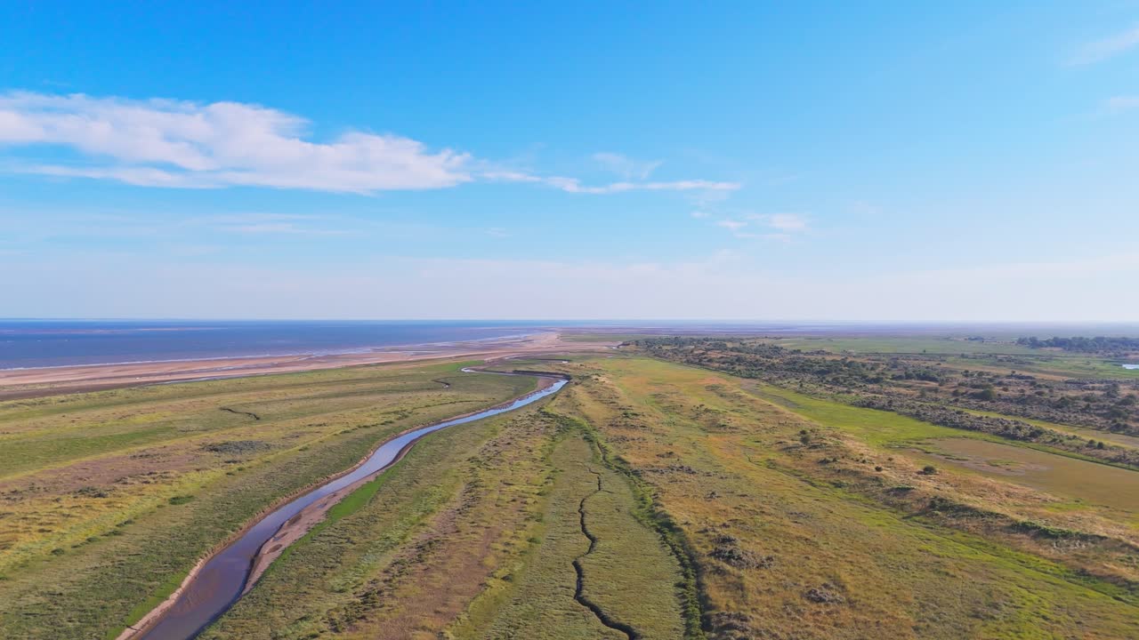 Scena costiera inglese. Ampie spiagge della costa del Lincolnshire. Riprese video aeree che mostrano il Mare del Nord e la costa orientale. Riserva Naturale Nazionale di Gibraltar Point vicino a Skegness. Paesaggio naturale incontaminato