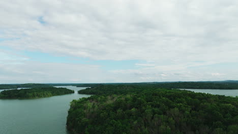 Lush-Green-Forest-On-The-Islands-In-Percy-Priest-Lake-With-Cloudy-Sky-In-Tennessee,-USA