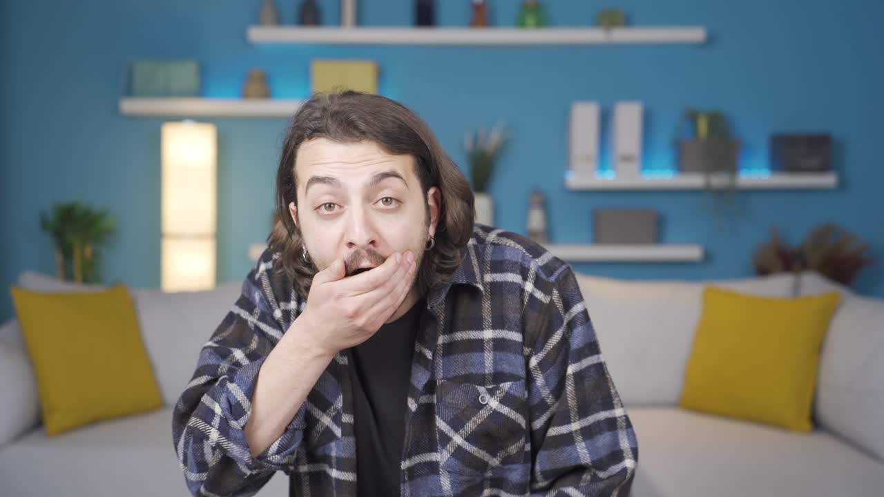 혼란스러운 남자, 그의 눈은 크다. 제스처.